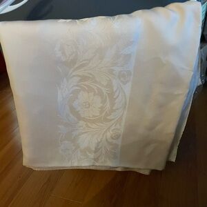 Gorgeous Table cloth